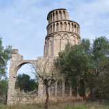 ...nonostante ci� mantiene un grande fascino: � pendente come l�originale e circondata da finestre, archi ciechi e loggiati esterni